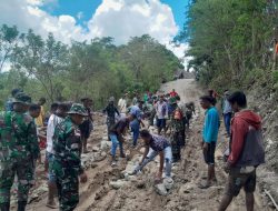 Longsor di Desa Nanaet, Aparat Gabungan TNI-Polri dan Warga Gotong Royong Perbaiki Jalan