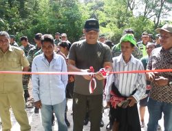 Praja Raksaka Peduli Rakyat, Dandim SBD Serahkan Kunci Rumah Milik Warga Watukawula