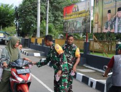 Di Depan Kediamannya, Dandim 1608/Bima Bagi-Bagi Takjil untuk Masyarakat