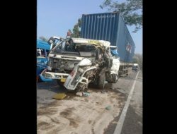 Tabrak Belakang Truk Tanki Molen Semen di Batu Bara, Truk Kontainer Ringsek Parah