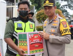 Kapolres Metro Tangerang Kota Serahkan Bingkisan Lebaran Kapolda kepada Ratusan Satpam Perumahan