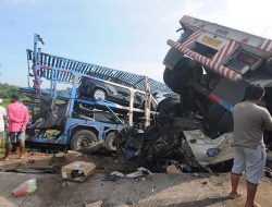 Tronton Pengangkut Besi Alami Rem Blong di Tol Semarang-Solo, 8 Kendaraan Ringsek Parah