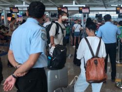 Menari di Atas Pura dengan Pakaian Tidak Pantas, Dua WNA Rusia Dideportasi