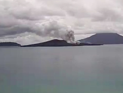 Gunung Anak Krakatau Erupsi, Lontaran Abu Capai 3 Km dari Puncak