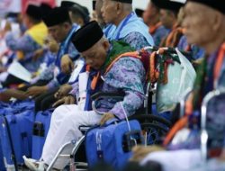 Jemaah Haji Lansia Dipastikan Dapat Pelayanan Terbaik, Petugas Siap Gendong hingga Dorong Kursi Roda