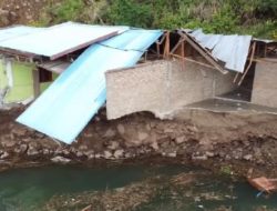 Sejumlah Rumah Warga dan Kendaraan Tenggelam ke Danau Toba Usai Terjadi Longsor di Samosir