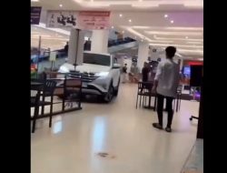 Viral Mobil Pegawai Honorer Bawaslu Payakumbuh Terobos Mal Transmart, Pelaku Diduga Stres