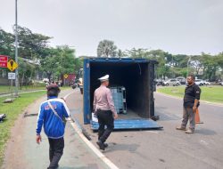 Disalip Mobil, Truk Muatan Cairan Kimia 7,5 Ton di Tangsel Terguling