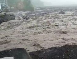 Hujan Deras, Lima Warga Lumajang Terjebak Banjir Lahar Semeru