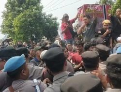Aksi Saling Dorong dengan Aparat, Demo Aliansi Santri dan Rakyat Indonesia Minta Panji Gumilang Ditangkap