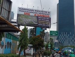 Diduga Langgar Pergub, Satpol PP Tak Bernyali Bongkar Reklame Ilegal di Halaman Makodim 0503 Jakbar
