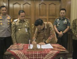 Dukung 100% Pilkada Serentak, Kemendagri Beri Pemkot Tangerang Trofi