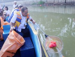 Peringati Hari Sungai Nasional, Dr. Nurdin Ikut Menyusuri dan Bersihkan Sampah Cisadane