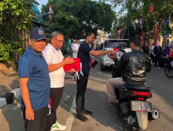 Sambut HUT Kemerdekaan RI, Pegawai Pemkot Bagikan Bendera dan Mengecat Kanstin