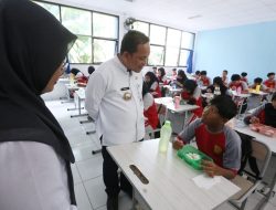 Tinjau MBG Hari Kelima, Dr. Nurdin: Anak-Anak Antusias Menanti Program Presiden dan Wakil Presiden Terpilih