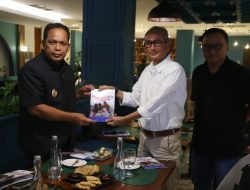 Dinilai Berhasil, Dr. Nurdin Serahkan Buku Pelaksanaan Uji Coba MBG di Kota Tangerang