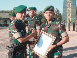 Dandrigif 21/Komodo memberikan penghargaan Kepada 4 Prajurit Berprestasi
