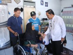 Jumat Berkah, Dr. Nurdin Bagi-bagi Kursi Roda dan Bansos