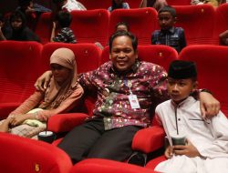 Saat Nobar dengan Anak Yatim dan Yatim Piatu, Dr. Nurdin: Terus Semangat Capai Cita-Cita dan Berbakti pada Orang Tua