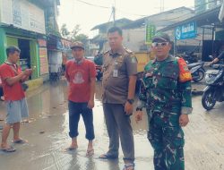 Babinsa Koramil 01 Tangerang Monitoring Banjir di Wilayah