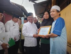 Dengar Ada Warga yang Nabung Rp2 Ribu/Hari untuk Bayar PBB, Sachrudin Kunjungi Rumahnya dan Berikan Penghargaan