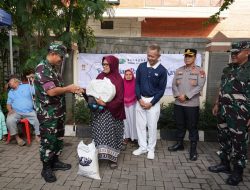 Wajah Ceria Warga Kelurahan Kapuk Saat Hadir di Kegiatan Berbagi Sembako Buddha Tzu Chi