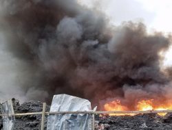 8 Unit Pemadam Dikerahkan ke Lokasi Kebakaran Pabrik Plastik di Sepatan Timur