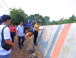 Respons Cepat, Sachrudin Cek Perbaikan Turap dan Rancang Embung