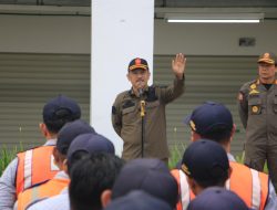 Petugas Trantib Kecamatan Tangerang Ikut Gotong Royong Bantu Pindahkan Dagangan ke Pasar Anyar