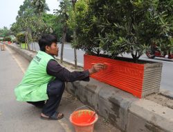 Percantik Kota, Pemkot Tangerang Cat Ulang Pot Tanamanan di Sepanjang Jalan Daan Mogot