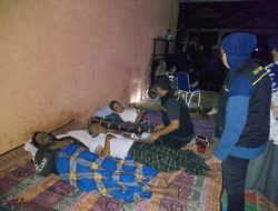 Banjir Landa Permukiman, Petugas Gabungan Pemkot Tangerang Sigap Evakuasi Warga Sakit dan Lakukan Pemeriksaan Medis
