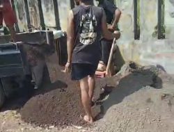 Tak Menunggu Pemerintah, Warga Kampung Genteng Perbaiki Jalan Rusak 800 Meter Secara Swadaya