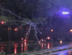 Jakarta Memanas: Demo Mahasiswa Berujung Bentrokan hingga Malam