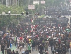 Demo DPR Ricuh! Enam Pendemo Ditangkap, Jalan Tol Sempat Dikuasai Massa