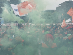 Demo Buruh di DPR: Tolak Upah Murah, Sindir Tunjangan Wakil Rakyat