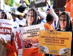 Topeng Sri Mulyani dan Kostum Tikus Hiasi Demo Buruh KSPI di Surabaya