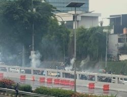 Mahasiswa Gantikan Buruh, Aksi di Gedung DPR Ricuh hingga Gas Air Mata Ditembakkan