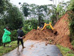 Hujan Deras Picu Longsor di Cipetey Sukabumi, Arus Lalu Lintas Sempat Lumpuh