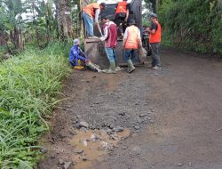 Jalan Rusak Sepanjang 5 KM Diperbaiki Warga Tiga Kecamatan, Pemkab dan DPRD Sukabumi Belum Tunjukkan Kepedulian
