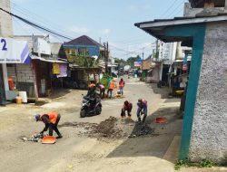 Protes Lewat Aksi Nyata: Warga Perbaiki Jalan Rusak Sukabumi Secara Swadaya
