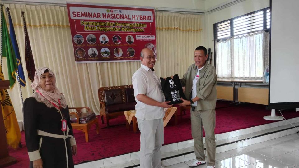 Suasana acara Seminar Nasional Hybrid dengan tema Perempuan dan Perannya dalam Pergerakan Kebangsaan, digelar di Kampus STKIP Yayasan Abdi Pendidikan - Payakumbuh. (Dok. Istimewa)