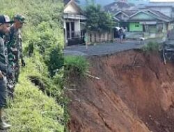 Warga Cisarua Keluhkan Jalan Longsor Tak Kunjung Diperbaiki Sejak 2024