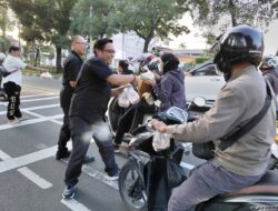 Pokja PWI Wali Kota Jakbar Berbagi Takjil, Tebar Kepedulian di Bulan Ramadan