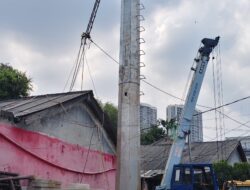Tiang Tower Telekomunikasi di Kembangan Roboh Timpa Rumah Warga, Siapa Tanggungjawab?