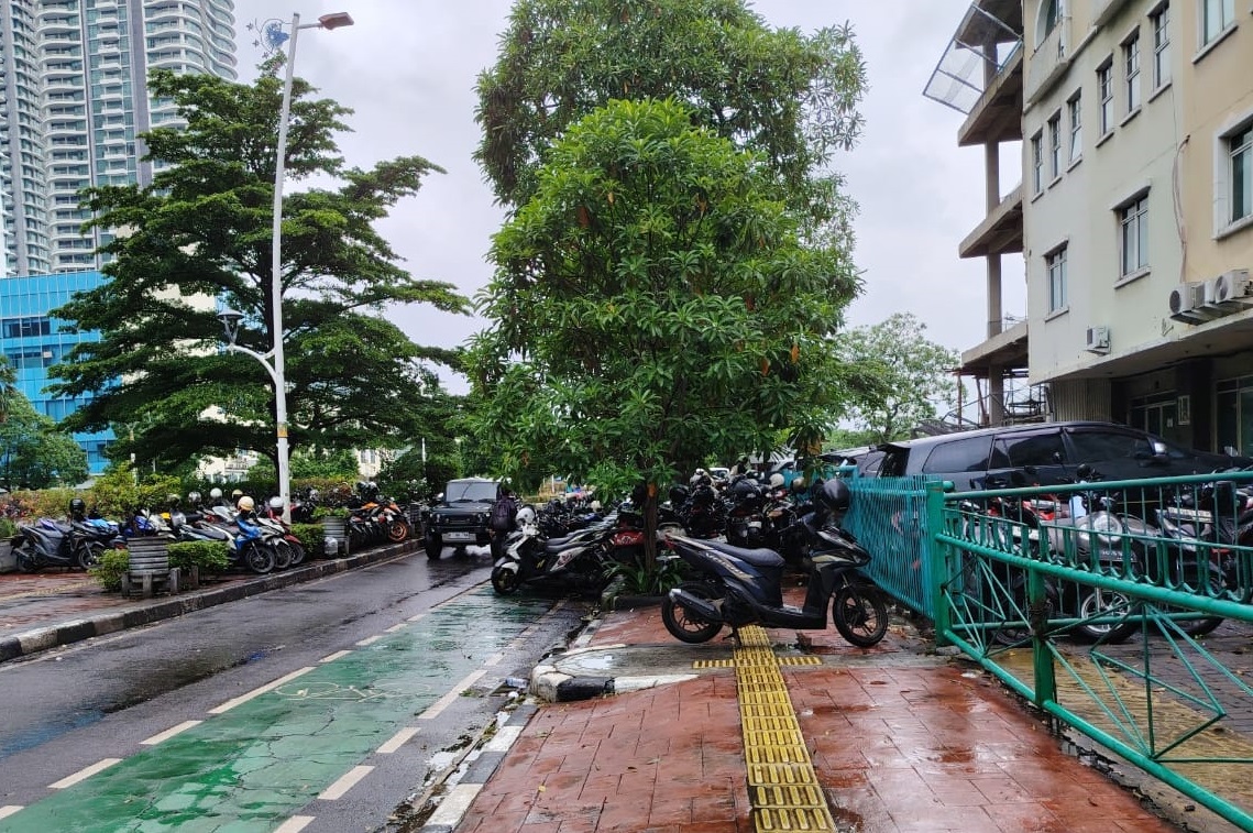 Dekat Pusat Pemerintahan, Parkir Liar di CNI Puri Kembangan Tuai Sorotan Publik