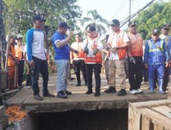 Ratusan Personel Dikerahkan, Pemkot Jakbar Bersihkan Sedimen di Kawasan Pasar Jembatan Lima