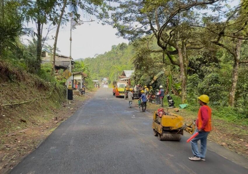 Kesiapan Alat Belum Rampung, Overlay Jalan Cisarakan–Pelabuhan Ratu Ditunda