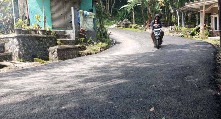 Jalan Rusak yang Viral di Kadudampit Kini Diperbaiki, Warga Apresiasi
