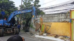 Bertahun-Tahun Jadi Penyebab Banjir, Bangunan Liar di Jalan Bangun Nusa Raya Akhirnya Dibongkar
