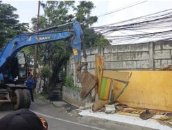 Bertahun-Tahun Jadi Penyebab Banjir, Bangunan Liar di Jalan Bangun Nusa Raya Akhirnya Dibongkar